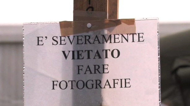 E' severamente vietato scattare fotografie - Cartello all'ingresso del Campo di Collemaggio